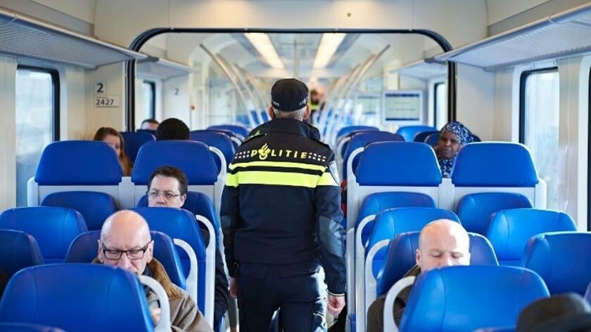 Kruiningse tieners dreigen met mes in trein, politie grijpt in met taser