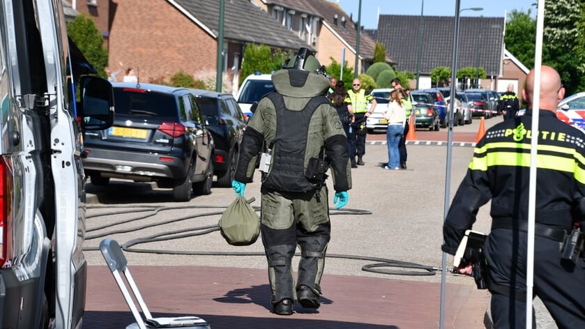 Explosieve stoffen en vuurwapen gevonden in woning Stavenisse, één aanhouding [UPDATE]