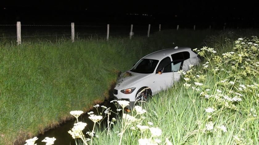 Auto belandt in sloot in bocht van Schelvrijwegeling