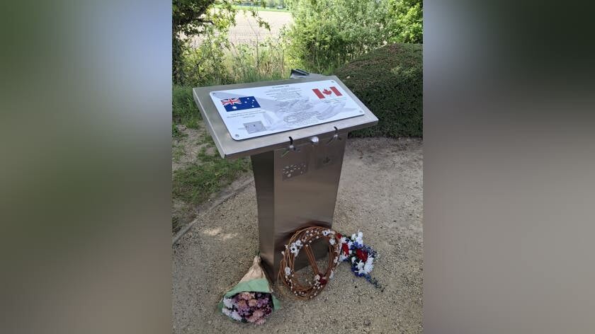 Monument voor omgekomen piloten onthuld bij Oostkapelle