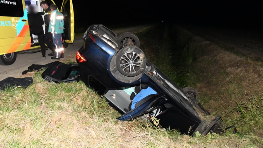 Gewonde bij auto ondersteboven in sloot bij Rilland