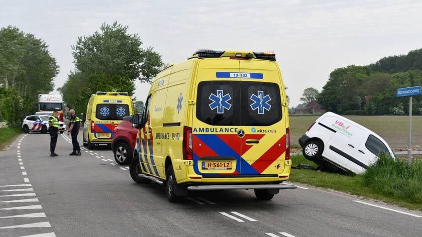 Drie gewonden bij botsing Meliskerke, bestelbus in de sloot