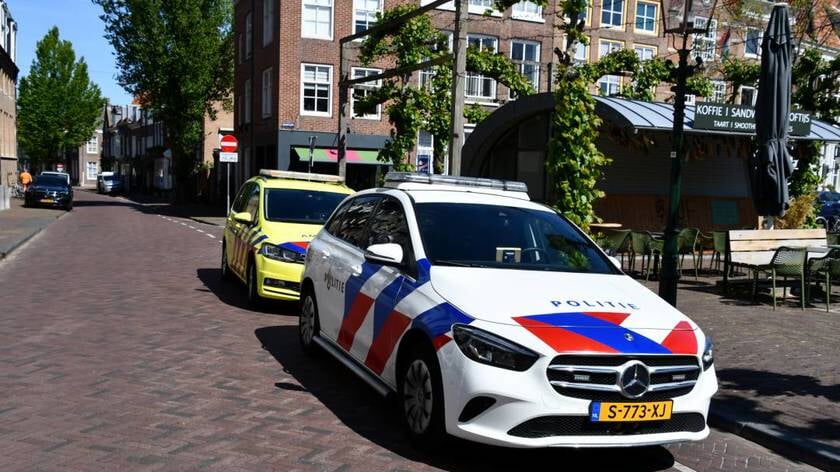 Hulpverleners redden stikkend persoon op terras Damplein Middelburg