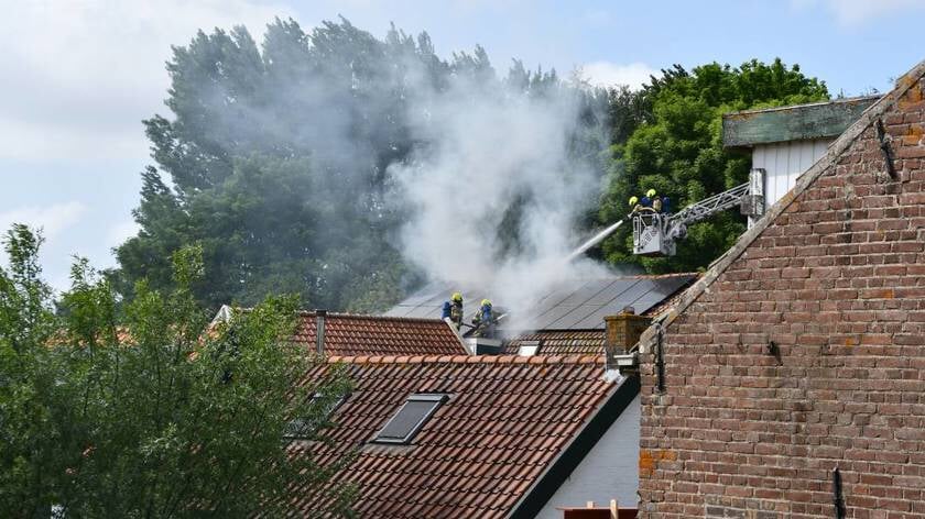 Brand in dak woning Nieuwe Kraaijertsedijk bij ‘s-Heer Arendskerke