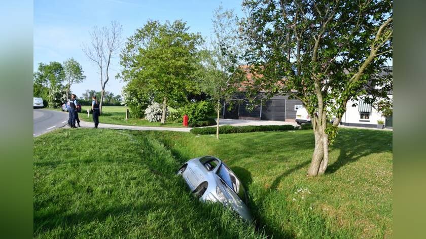 Auto in de sloot in Arnemuiden, bestuurder onder invloed