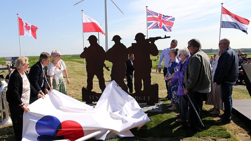 Monument onthuld bij Grote Nol voor drie gesneuvelde Engelse militairen