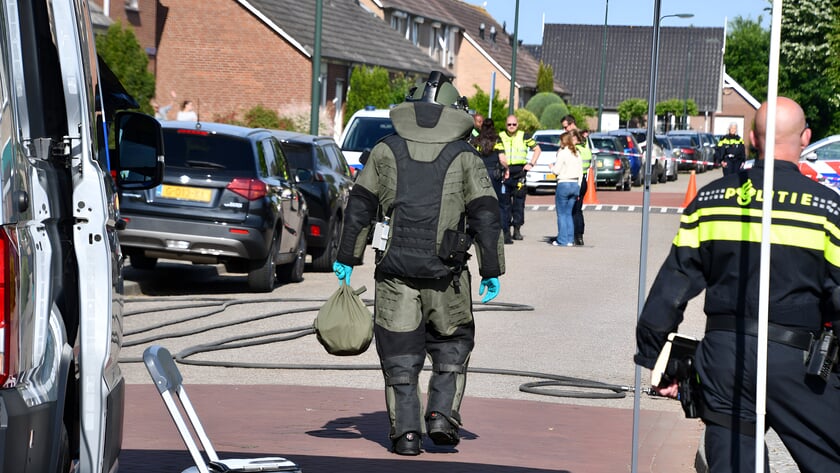 Explosieve stoffen en vuurwapen gevonden in woning Stavenisse, één aanhouding [UPDATE]