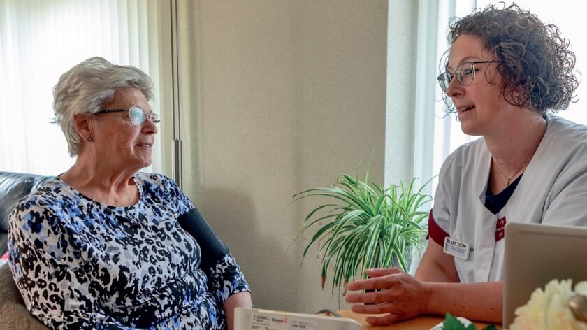 Adrie Priem krijgt immuno-injecties thuis: ‘Ik heb het goed getroffen met Lonneke’