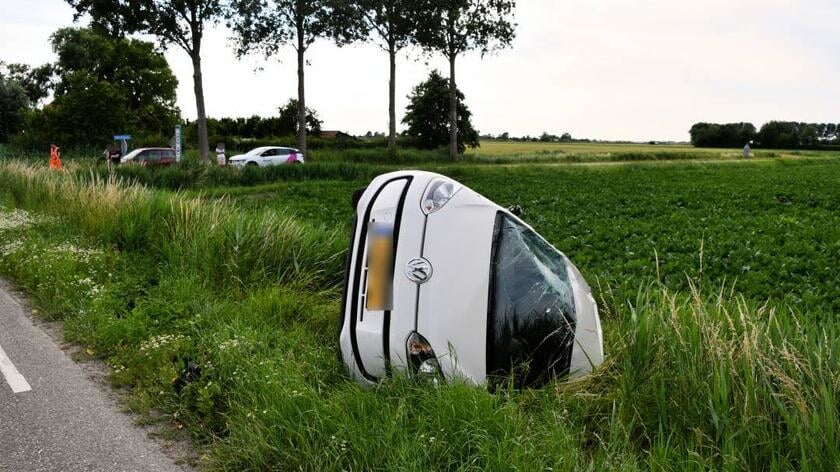 Auto slaat over de kop na botsing op de Hogeweg en belandt in sloot