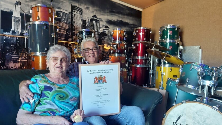 Onderscheiden Dicky en Henk vertellen over gouden tijden in hun muziekoase: ‘We hebben het altijd met veel liefde gedaan’