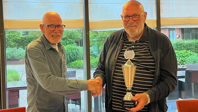 Wim van der Heijden wint schaakcompetitie Oostkapelle