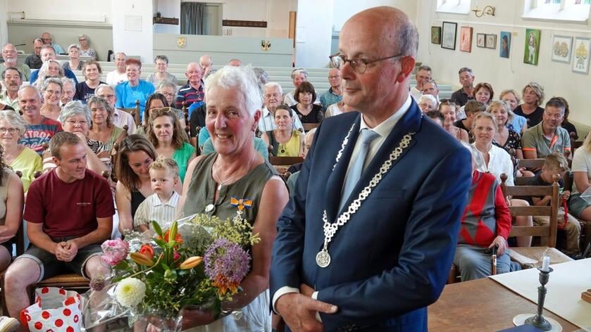 Marja Geschiere verrast met lintje: ‘Al 33 jaar zet zij zich met hart en ziel in voor Aagtekerke’