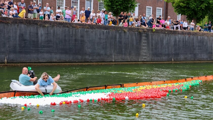 Badeendjesrace levert 6635 euro op voor goede doelen