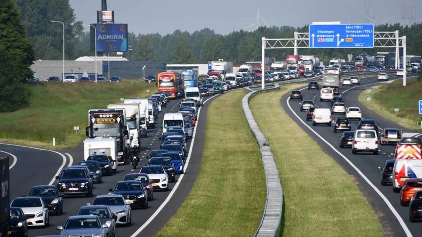 Flinke file in ochtendspits door ongeval op A58
