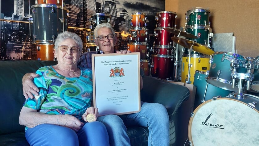 Onderscheiden Dicky en Henk vertellen over gouden tijden in hun muziekoase: ‘We hebben het altijd met veel liefde gedaan’