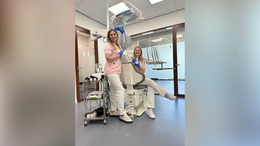 Op de werkvloer bij preventieassistente Kiki Langendoen en mondhygiëniste Romy Rottier
