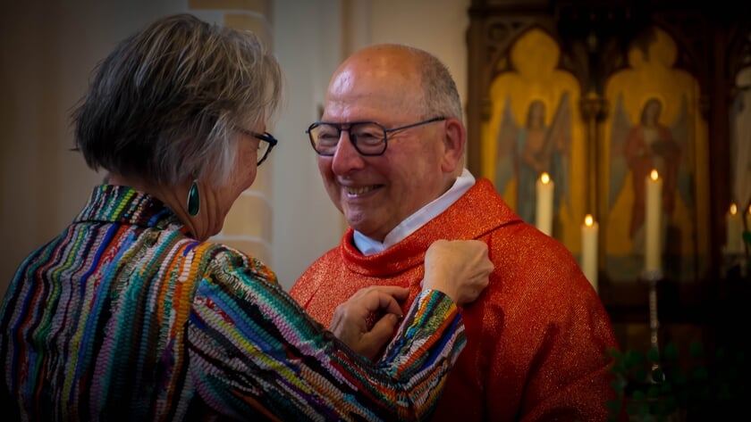 Waarderingsspeld Borsele voor priester Brooijmans