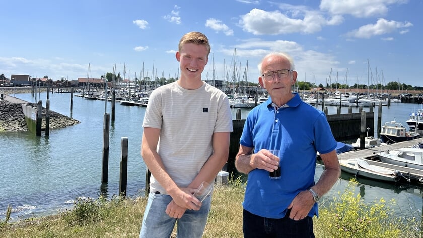 Opa en kleinzoon samen aan het werk in haven