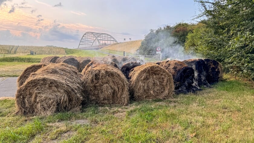 Hooibalen van pas gemaaid gras vatten vlam in buitengebied Sint Philipsland
