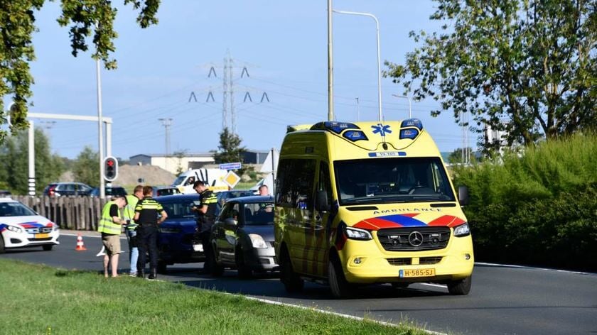 Kop-staartbotsing tussen twee auto’s op de Sloeweg