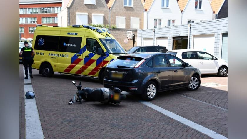 Achteruitrijdende automobiliste rijdt scooterbestuurder aan in binnenstad