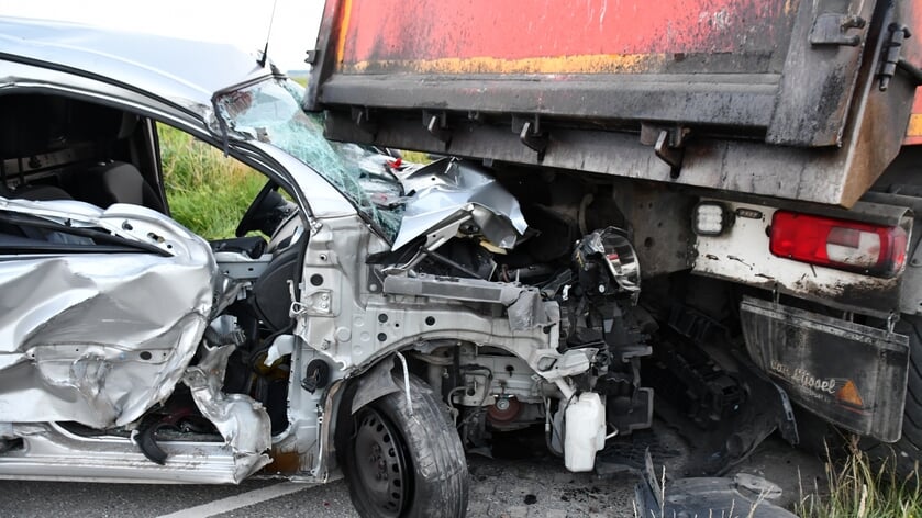 Bestelauto klapt achterop vrachtwagen bij Sint-Annaland, bestuurder gewond