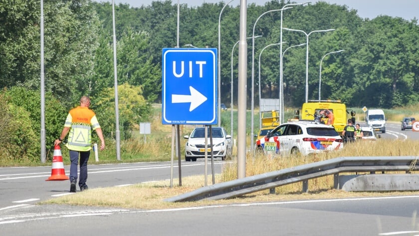 Motorrijder gewond naar ziekenhuis na botsing met overstekende ree bij Tholen