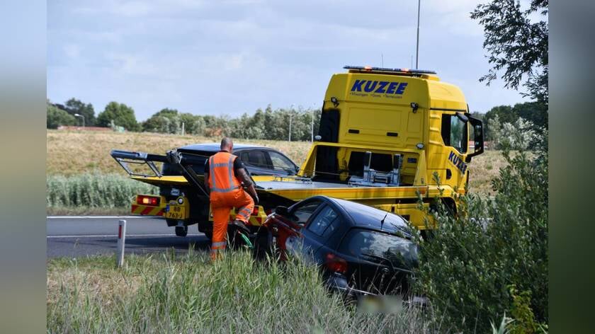 Auto in greppel bij afrit A58 Middelburg; bestuurder komt met schrik vrij