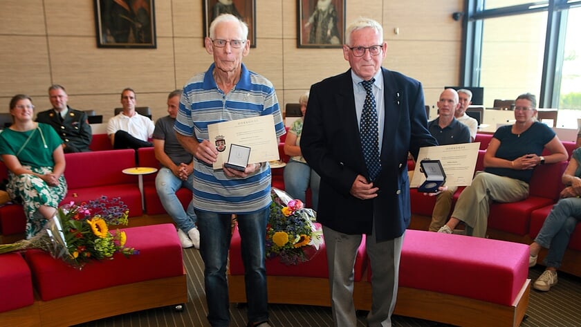 Erepenning voor vrijwilligers Piet (84) en Wim (79) van Dodenherdenking in Tholen