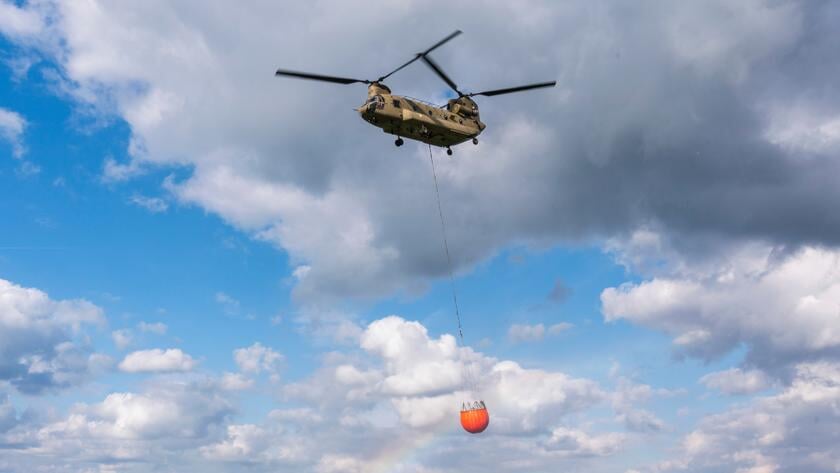 Chinookhelikopter geeft blusdemonstratie