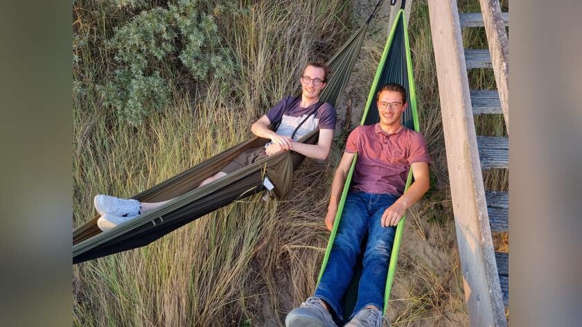 Broers Ruben en Daniël Saaman uit Zoutelande gaan op hangmatavontuur