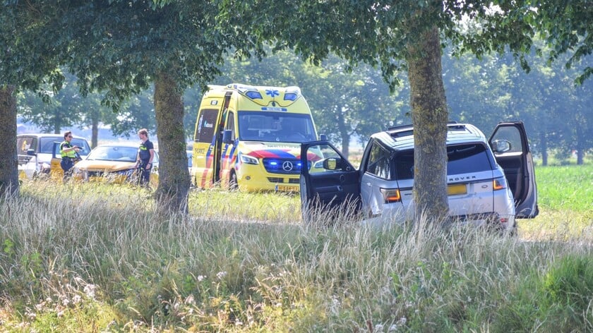 Twee auto’s botsen op kruising Postweg bij Tholen, hulpdiensten rukken massaal uit