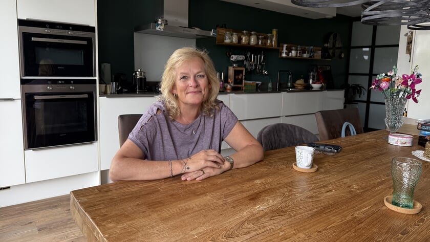 Aan de keukentafel met Carla Beerendonk: ‘Ik ben niet zweverig, ik sta met beide benen op de grond’ [KEUKENTAFEL]