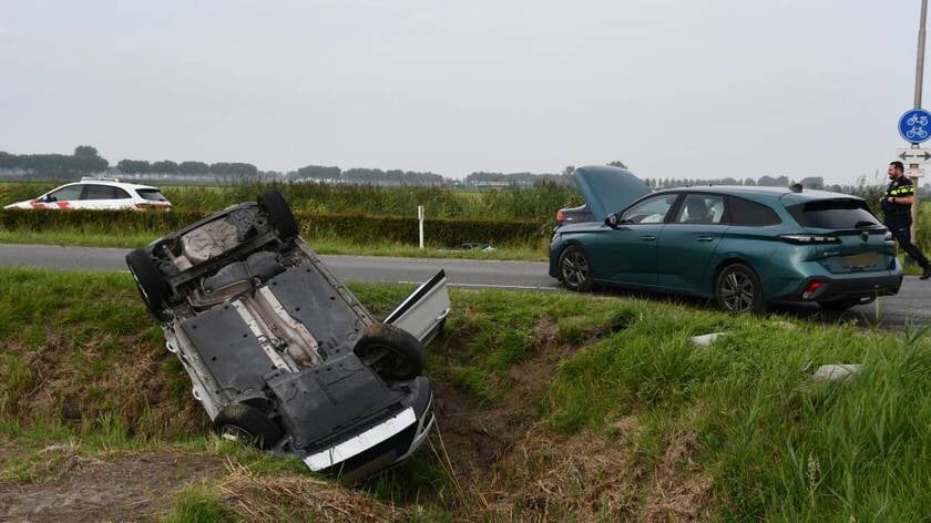 Auto op kop in sloot na botsing Sint-Maartensdijk