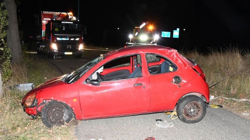 Auto rijdt van talud en belandt ondersteboven op rand van diepe slootkant