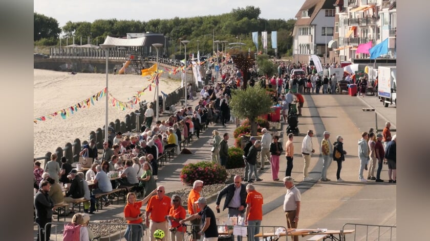 Feest op boulevard met ‘Langste mosseltafel van Zeeland’