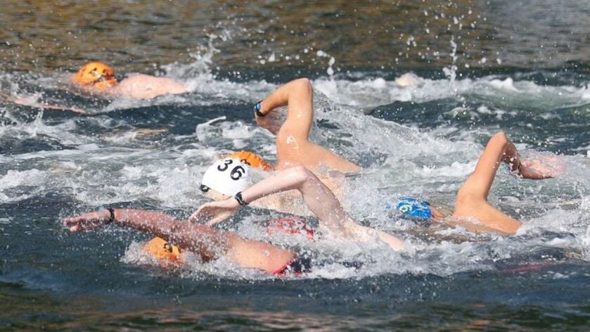 Zwemmers warmen zich op Kanaalrace zondag in Kanaal door Walcheren