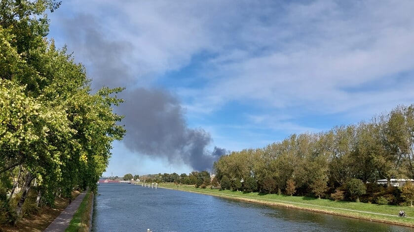 Brand op bedrijventerrein Arnestein Middelburg onder controle: ‘Nablussen duurt nog uren’