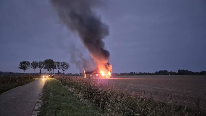 Brand in oude schuur buitengebied Tholen, specialist ingezet vanwege asbest