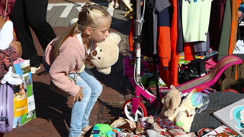 Zien: Gezellige drukte tijdens kermis en tweedaagse braderie in Tholen [FOTOALBUM]