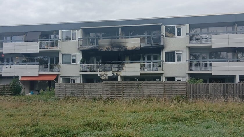 Drie appartementen onbewoonbaar na flatbrand Haringvlietstraat; politie zoekt getuigen