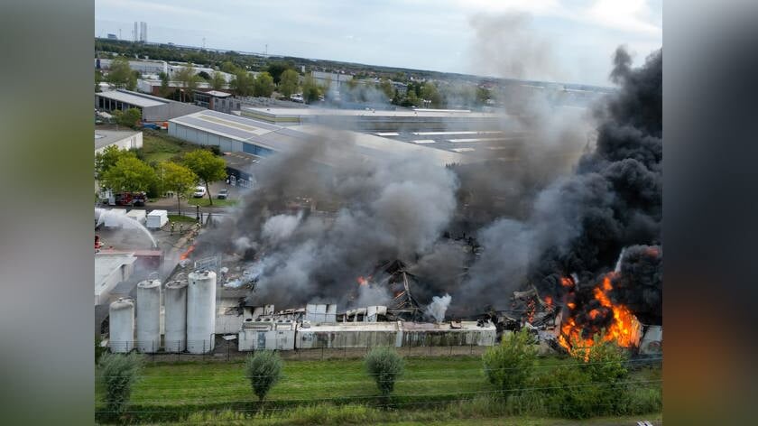 Gemeente ruimt scherven van zonnepanelen op na brand op bedrijventerrein Arnestein