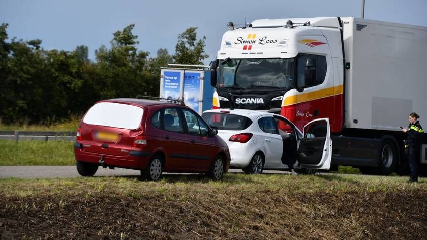 Kop-staartbotsing tussen twee personenauto’s in Goes