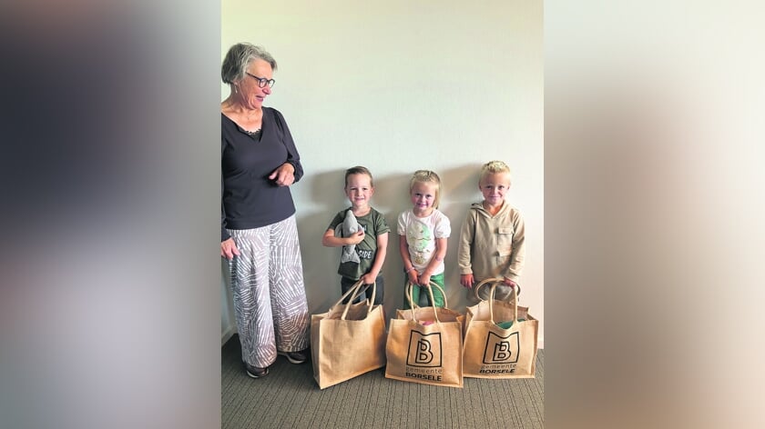 Wethouder reikt prijzen uit voor ‘Gezonde lunch’-quiz