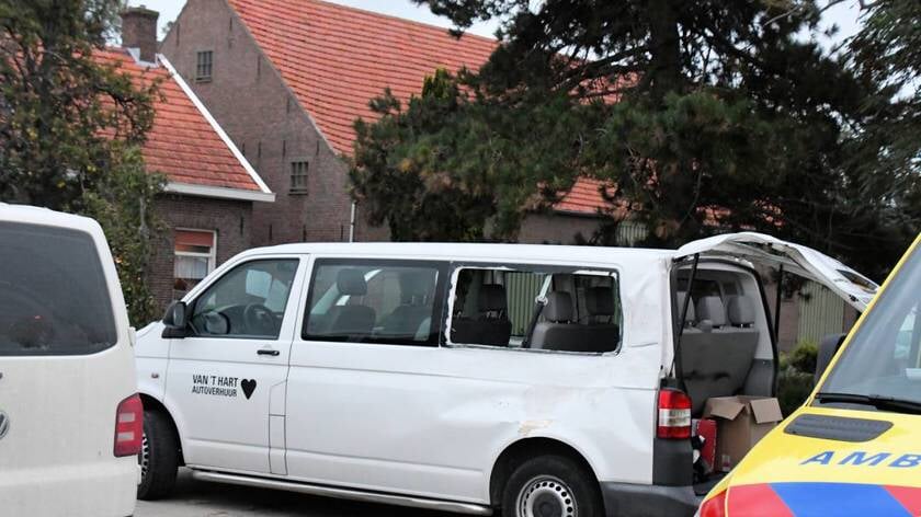 Flinke schade na botsing tussen busje en trekker in Lewedorp