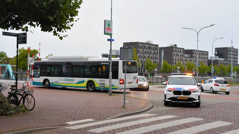 Jonge fietsster naar ziekenhuis na botsing met lijnbus in Stationsstraat Middelburg