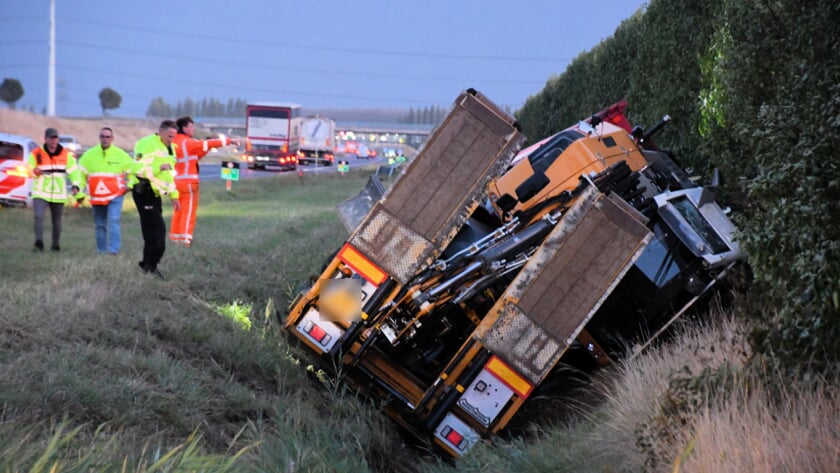 Vrachtwagen met kraan in sloot N62 Borssele