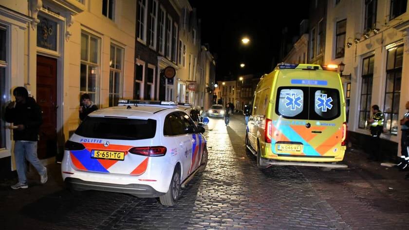 Onrustige nacht Middelburg: Jongeman gewond bij steekincident aan de Vlasmarkt