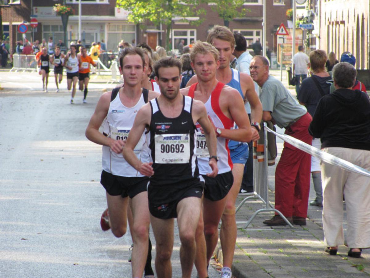 Warm, veel publiek in de Bredase binnenstad en een rcord aan lopers. Hier tijdens de 10 kilometer. foto Wijnand Nijs