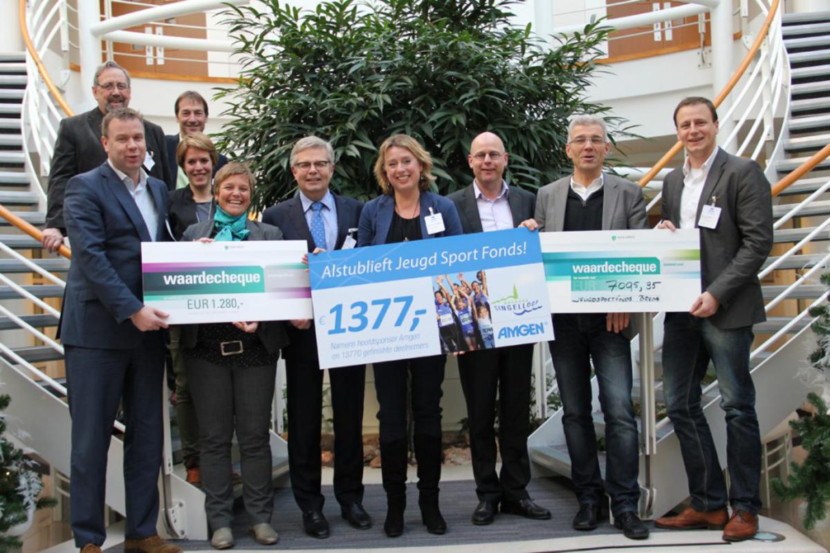 Sponsors en lopers van de Singelloop doneerden bijna tien mille aan het Jeugdsportfonds. foto Singelloop